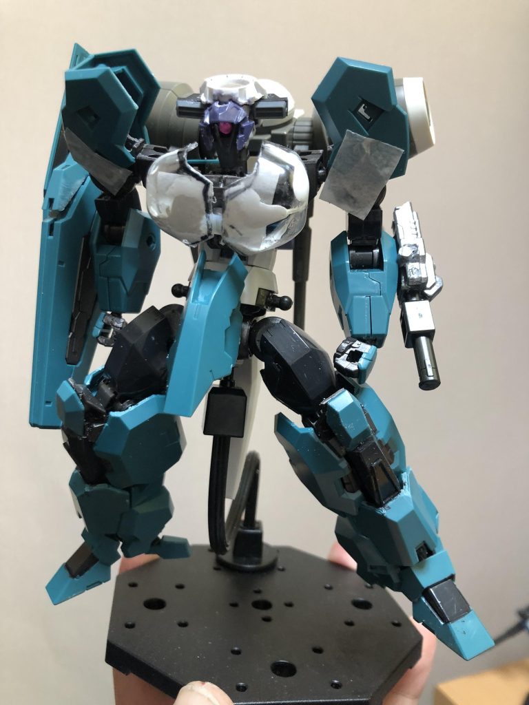 とりあえず、安く売ってたガンダムルブリスウルをベースに使用。それっぽいスタイルに改造して、シールドそれっぽく作って、それっぽくバックパック用意して、顔はドーム型の頭部と単眼と、耳っぽいセンサーがあればなんとなくボリノークサマーンぽいかと。胸は良いパーツが見つからなかったので、ペットボトルから。そしたらこんなイカついMSができました。ボリノークサマーンかコレ?