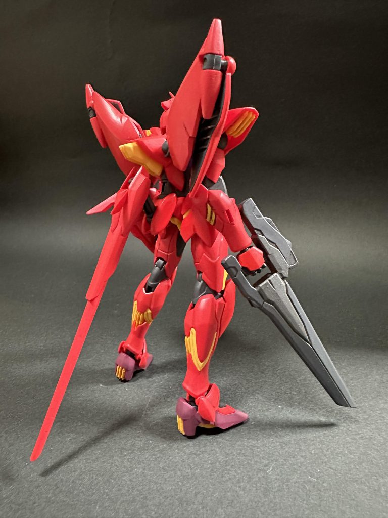 赤いガンダムの先輩、というか後輩というべきか、でもガンダムの技術を流用して製作されたガンダムとしては先輩、なのかな。