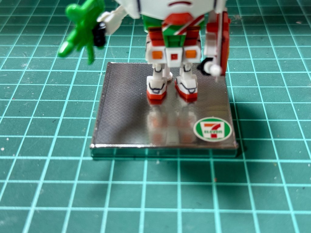 台座は気まぐれで偶然出てきたハセガワフィニッシュシートのステンレスで。特に意味のないステンレスに付属セブンイレブンシールを