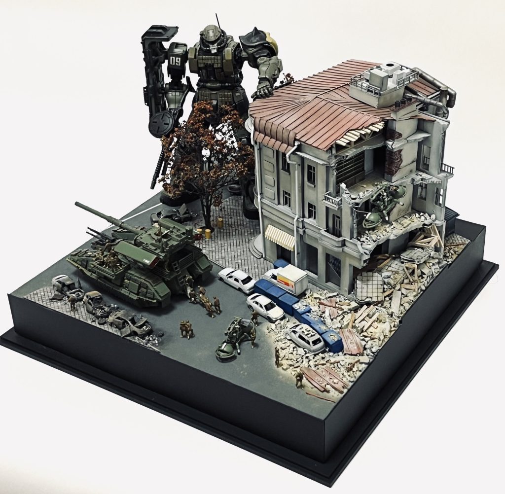 Escape from Odessa〜敗走〜UC.0079.11.7 地球連邦軍のオデッサ反攻作戦が開始された。連邦軍の本格的なMS投入と圧倒的な物量戦によりジオン軍の防衛線は崩壊。しんがりを務めた事によりHLVによるジオン本国帰還の機会を逸したオデッサ守備隊は負傷兵を抱えながら連邦の包囲網を掻い潜り市街地からの脱出を図らなければならなかった。