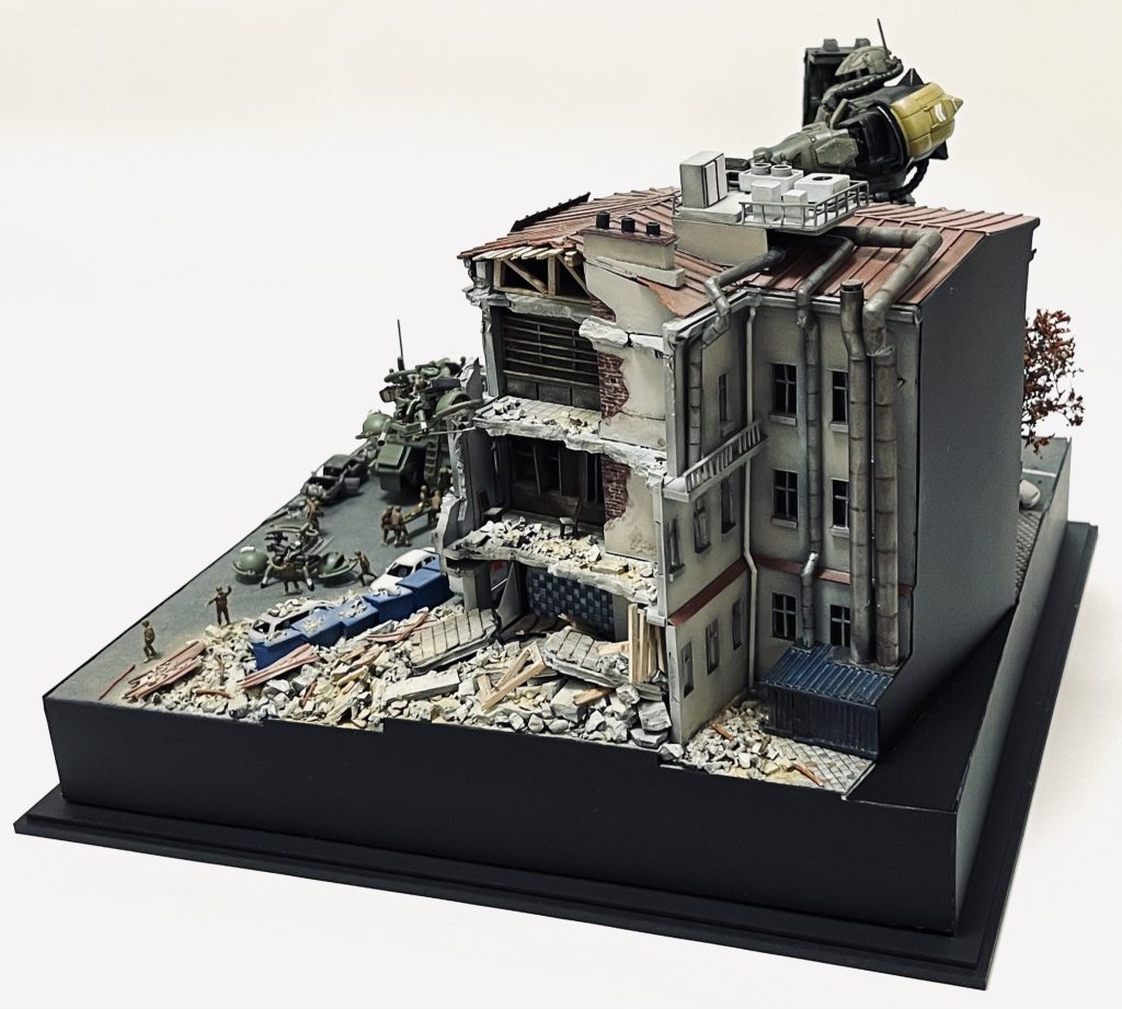 25cm四方のジオラマです。小さ過ぎてよく分からないと思いますので、以下このジオラマの中に入り込んだ感じでご紹介します。