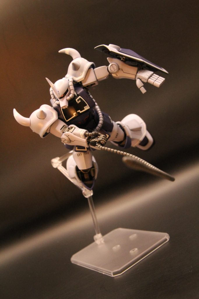 ヒートロッドは曲げて遊びたいので無塗装につや消しのみ。持ち手がすごくリアルですね。どうやって前腕にしまうのか心配になるところも含めてジオン脅威のメカニズム（笑）