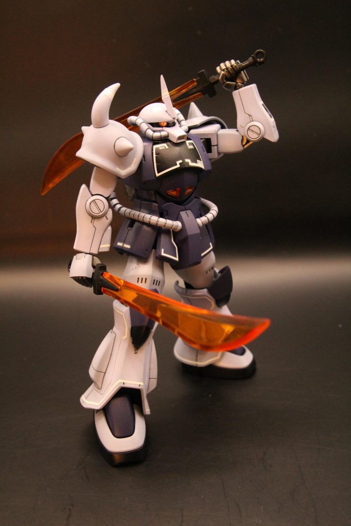 そして個人的にこのキット最大の魅力、ヒートサーベルが2刀ついてる！なぜ！？この水転写デカールに二刀流だけで、なんか完全にカスタム機に仕上がった雰囲気です。迫力がすごい。