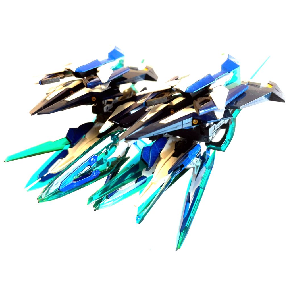 アームにしたのにはこんな仕掛けがあったからなのです…！バックパックを基部に全ての追加武装をまとめることができます。バックパック以外は大型ビットとして機能するのでこの形態になることで機体と同じ宙域で待ち伏せや補給など様々な作戦行動をとることができる…という設定です。