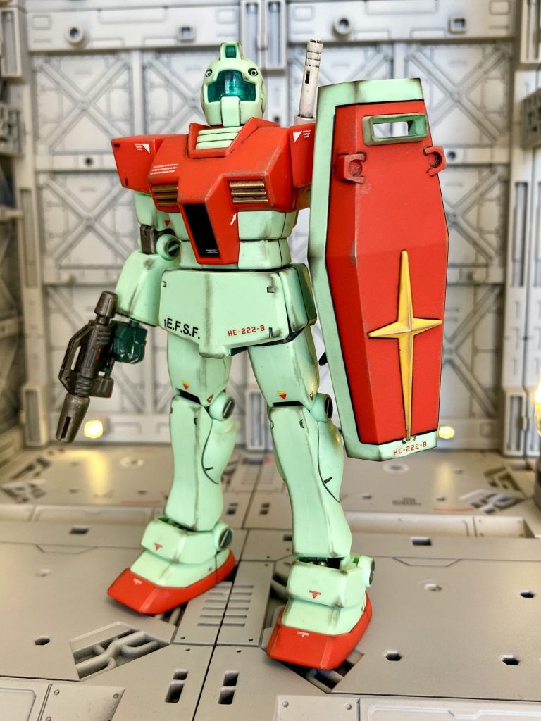 まずはジム。シンプルですが、存在感はしっかりあります。塗装をしていないので、足の合わせ目消し跡が少し残ってます。