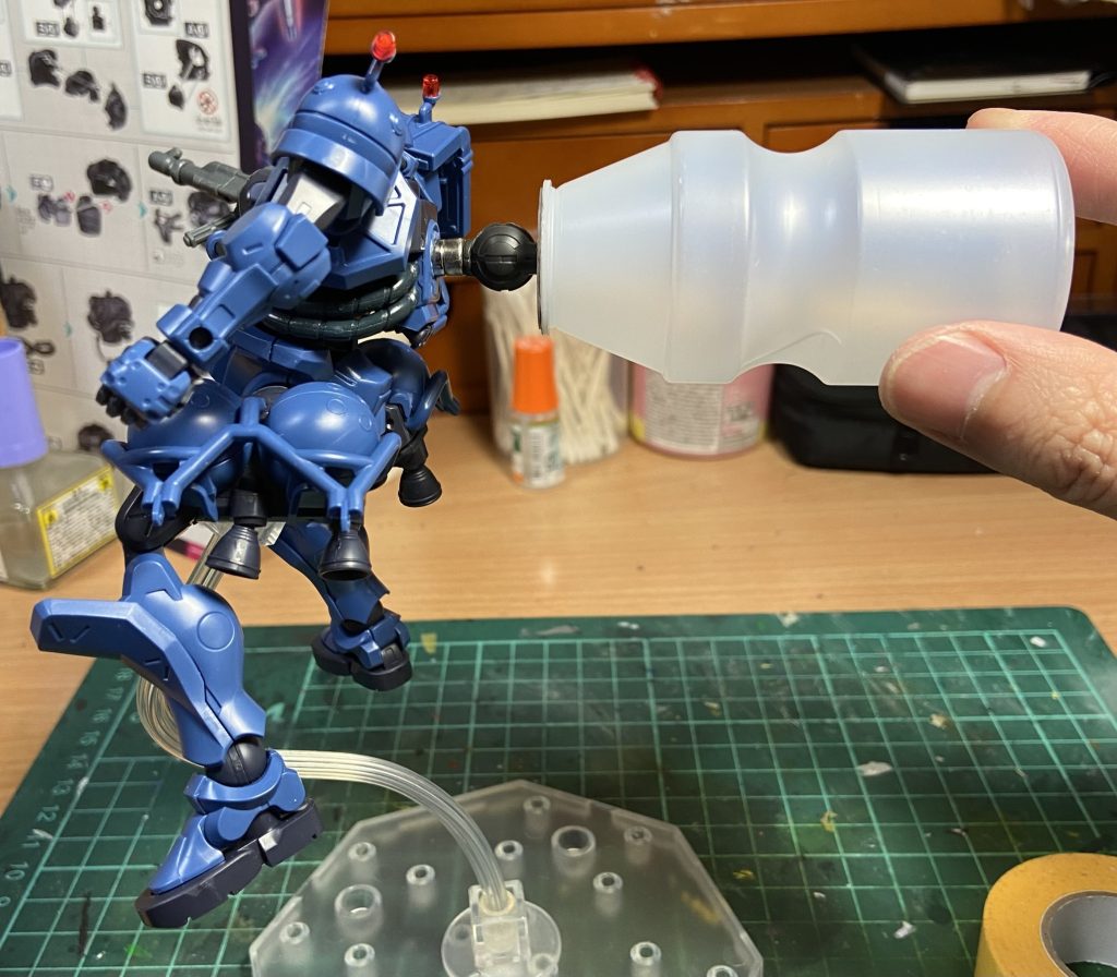 推進部は本体とネオジム磁石でくっついてますパーツは非常に軽いので保持はバッチリ👌　ジャンクの足関節を使って上下に動かせます