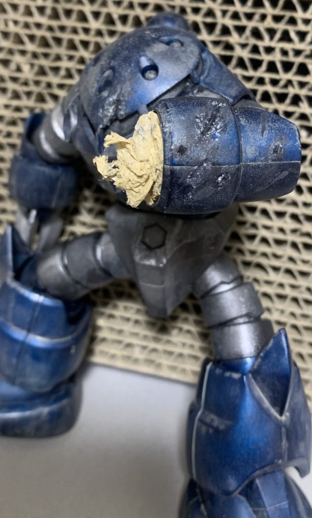 腕やモノアイ付近に傷跡を表現しています。