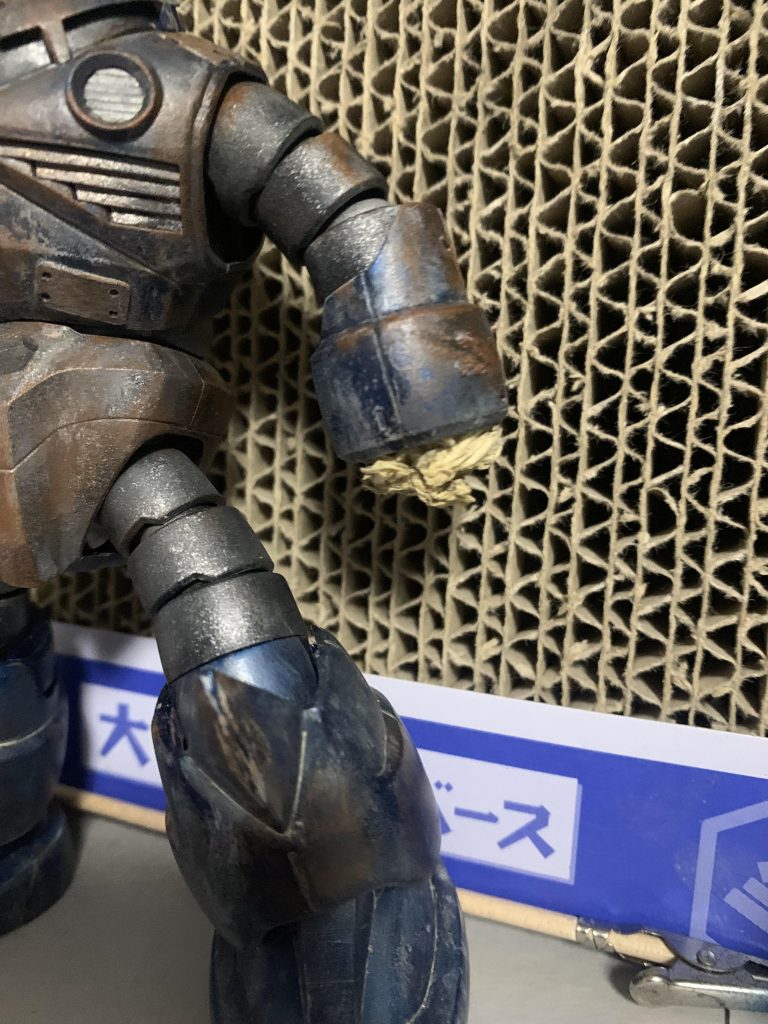 片方の爪は他の機体のために外されてカバーをかけられているのをイメージしましたがあまりうまく表現できませんでした。