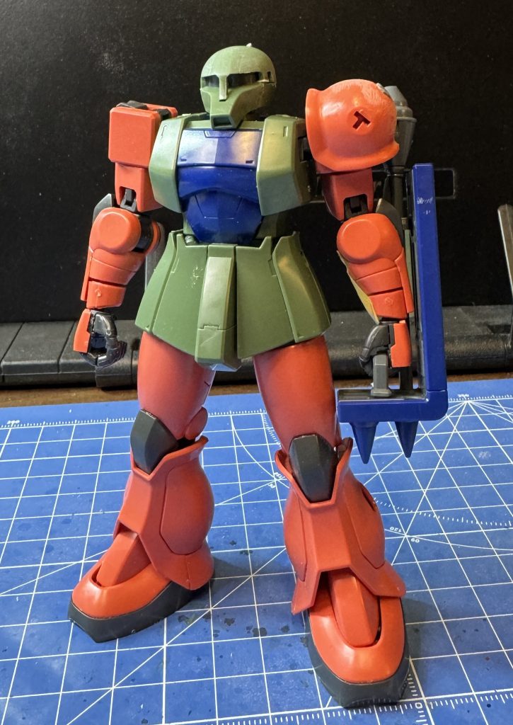 制作途中のひとコマ。どちらもHGですが、ザクⅠとシャア専用ザクⅡのミキシングにて製作しました。頭部はザクⅠを使用しましたが、やや大きいため高さ方向を詰めてモノアイレールを細くして悪顔をしました。