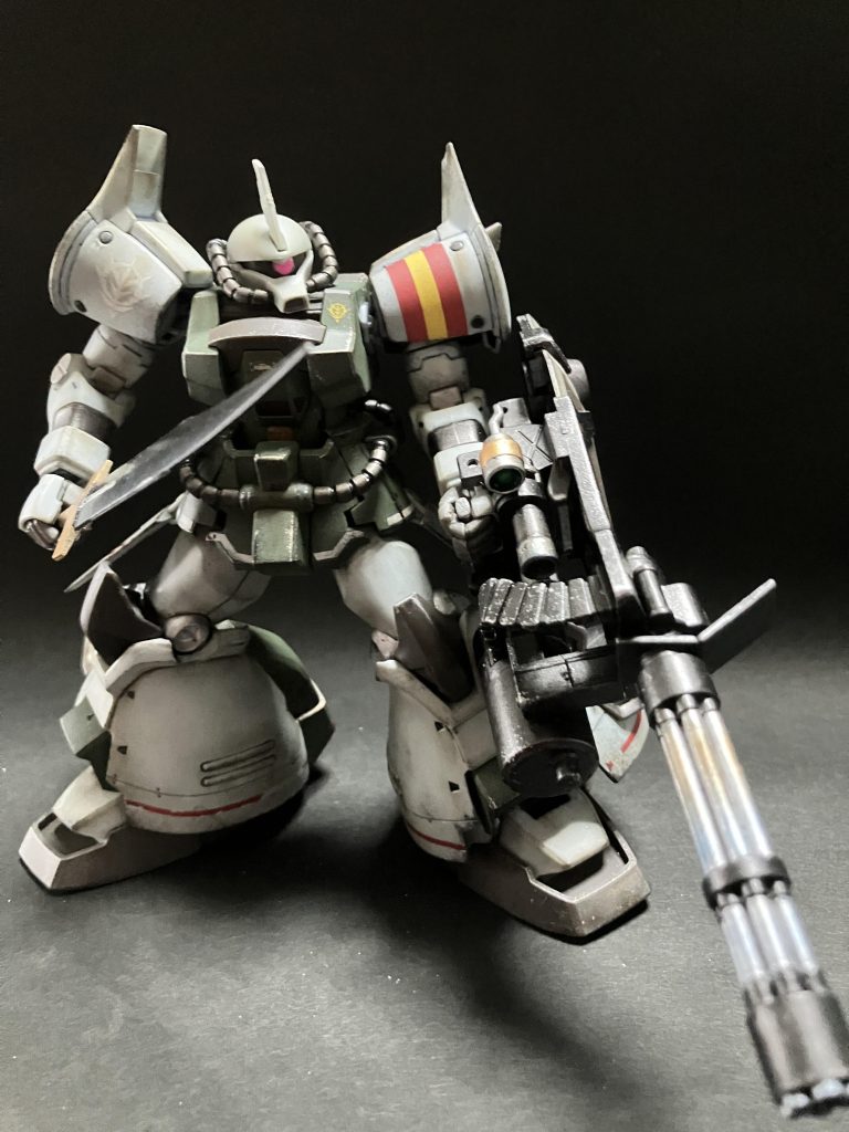 モノアイは100均の蛍光ピンクマジックで塗っています。