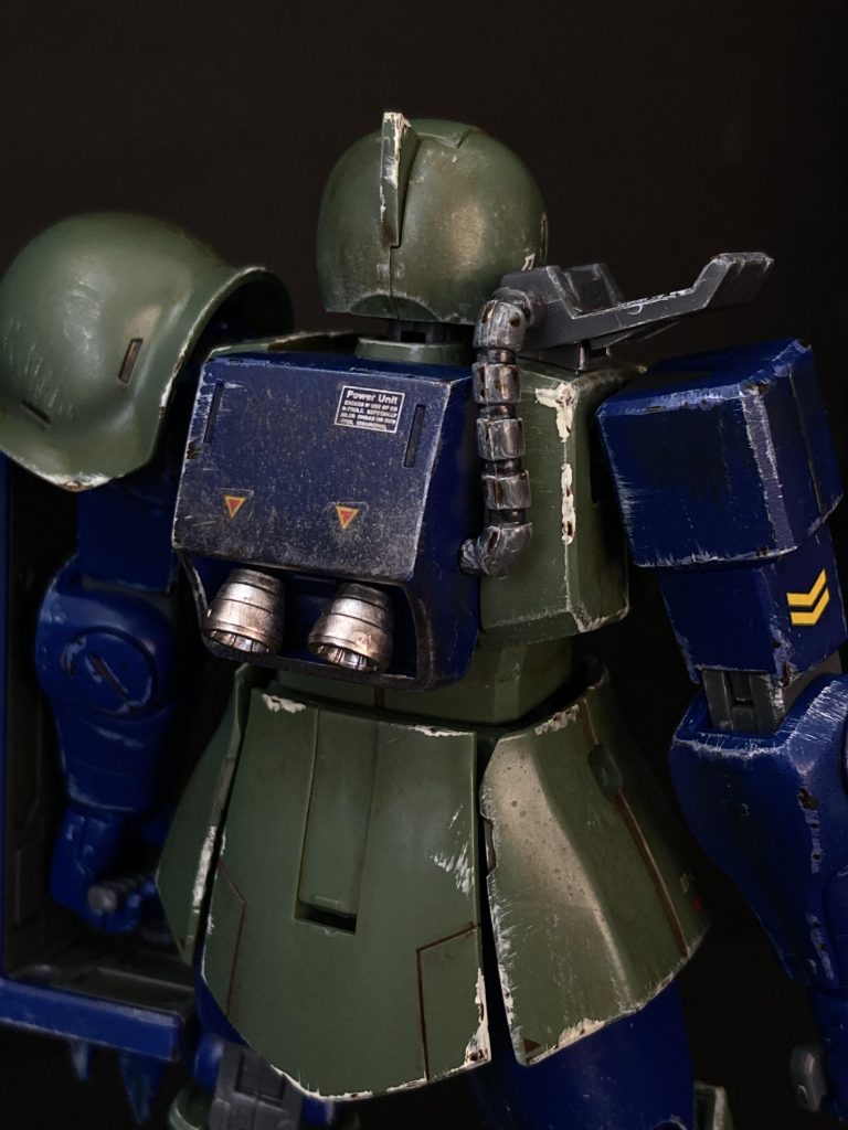 子どもの頃から、ジオン系モビルスーツの動力パイプのメカ感が好きで、今回もバックパック周辺の感じは気に入っています。