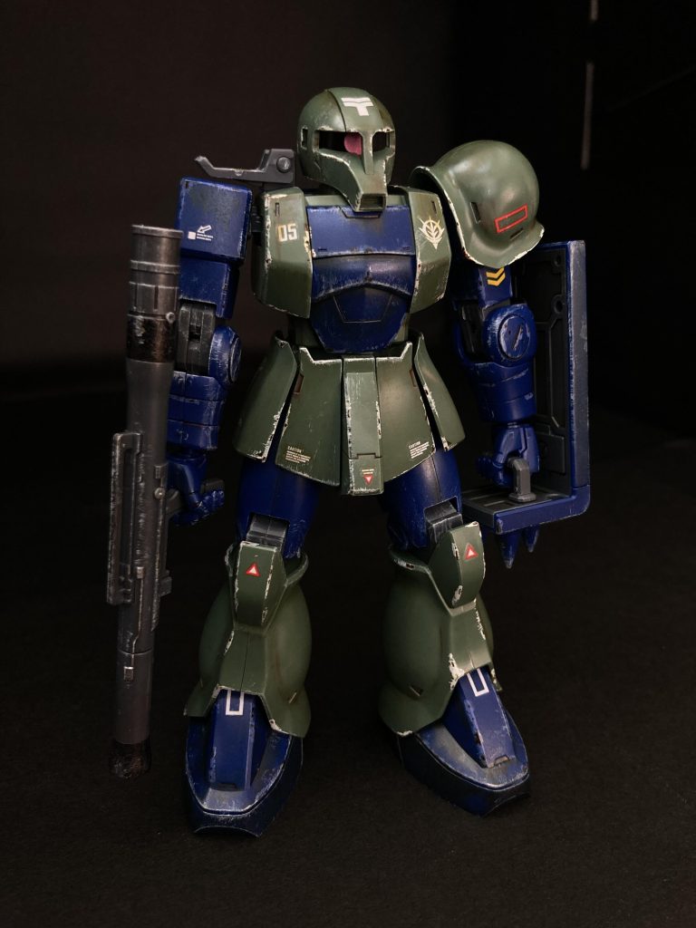 使い込んで汚れた感じと戦闘によってキズが付いた感じを表現しました。