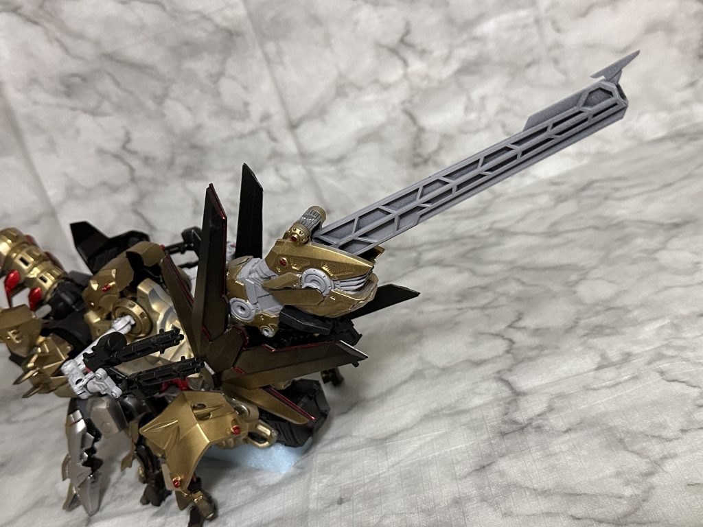 機体中央にフレキシブルに動くビームガトリング、機体後部には長距離狙撃用のレールガンを装備します。レールガンは後ろ向きで発射するため、後脚に専用のアーマーを設けました。金色の装甲はビームを弾くことで有名なので防御力向上のため採用しました。