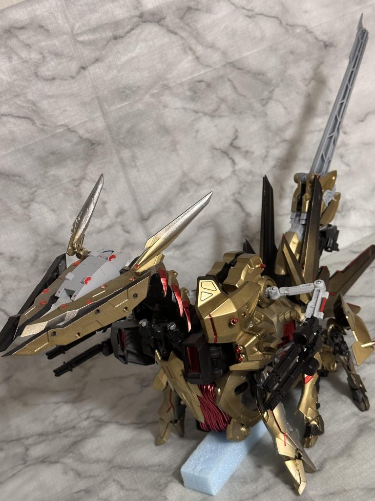 こちらブレイク・アーマイゼ単体です。生物らしく配置した脚が魅力です。背中のアーマーパーツが後ろに稼働することでジークルーネを搭載できます。