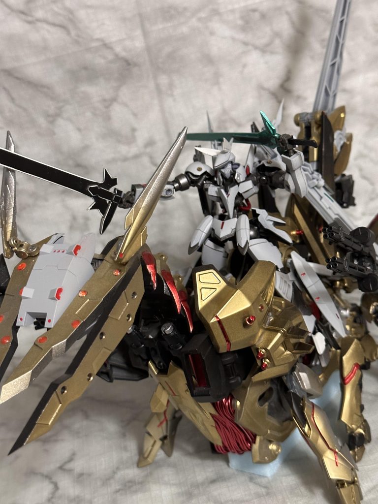 ジークルーネは長剣、アーマイゼはビームガトリングと長距離砲と騎乗することで全領域をカバーする機体となります。ちなみにアーマイゼはどこかの言葉で「アリ」を意味するそうです。