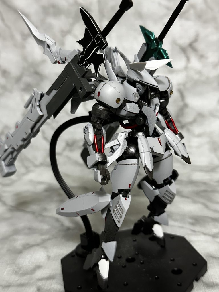 こちらジークルーネ腰のスラスターを足に移植してハイヒール化したぐらいで本体はほぼそのまま、バックパックは色々しました。