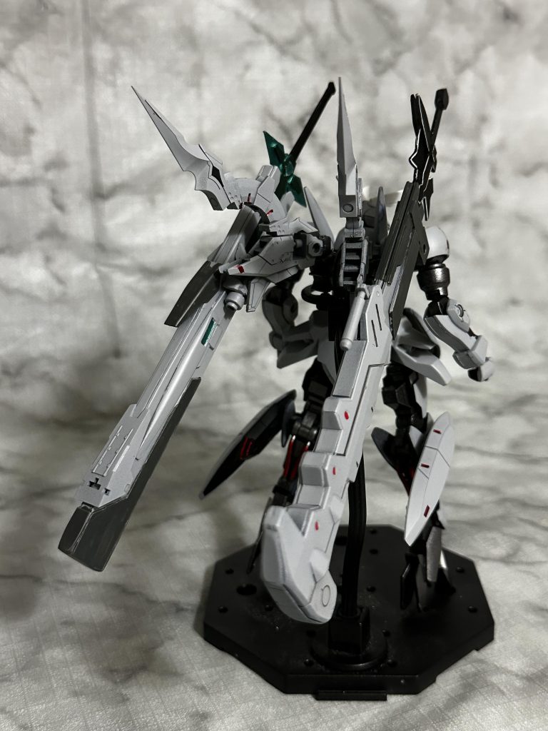 光の翼でも出そうなスラスターと大きすぎる長剣とその鞘がお気に入り。剣も鞘もプラ板とジャンクで作りました。鞘から抜刀できる剣は初めてでしたがなかなか上手く行きました👍