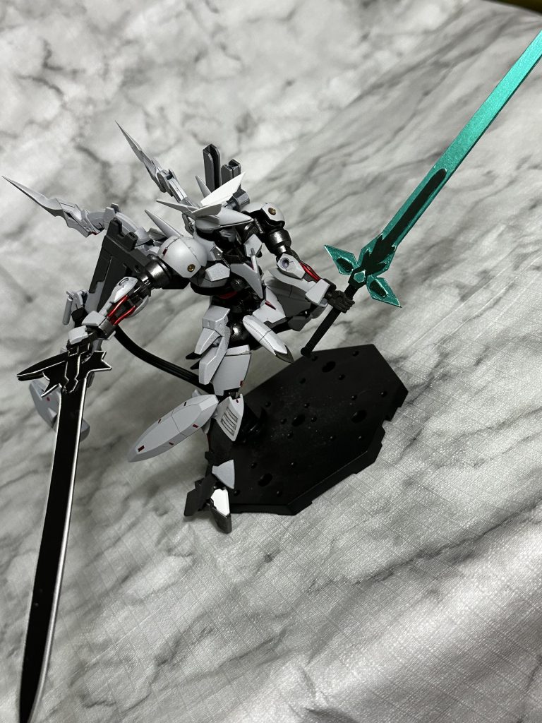 アクションポーズ。。。ってしたかったんですが、どーしたらカッコいいかわからなくなりましてこうなりました(笑)武器は某アニメの雰囲気で作りましたが、もう少し短い方が似合ってたかもしれないと思いました。