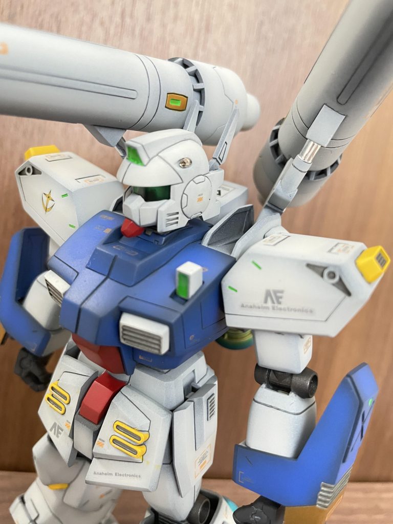 カラーリングはガンダムに寄せたわけではありませんが、なんか主人公機っぽくなりました。黒立ち上げのグラデーションがイマイチ納得いっないとこはありますが、妥協して完成としました。