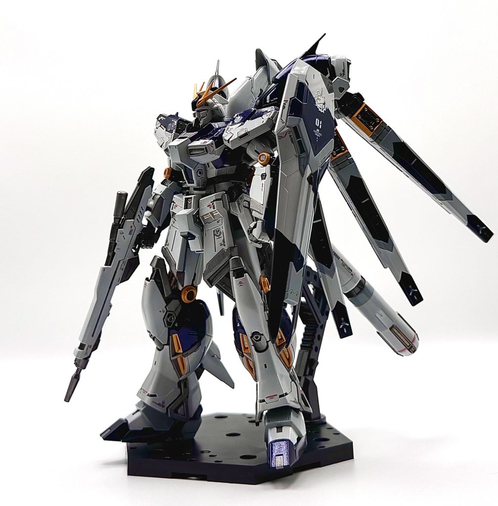 自分はペットがいる関係から水性塗料縛りなんですが、どうしてもラッカーのプリズムブルーブラックが羨ましくて。ピカエースという魔法の粉を使えば近い色味が出せると聞いてピカエース初チャレンジしました