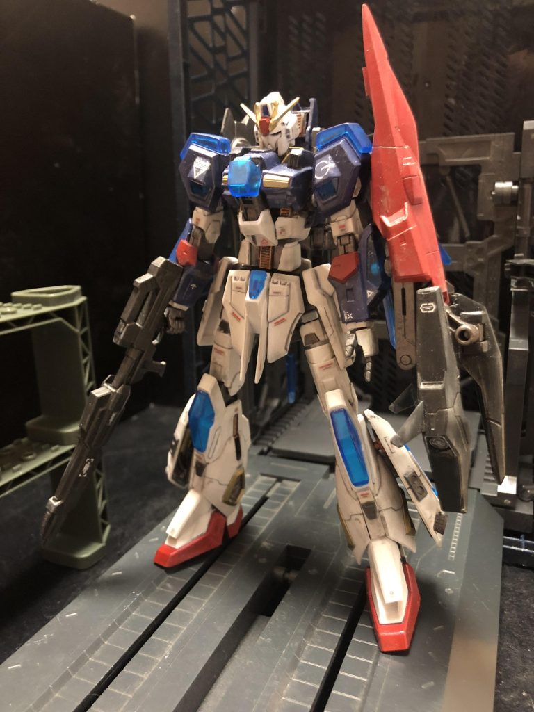 正面。見ての通り、スクランブルガンダムをZガンダムに寄せるように改造しました。以前に制作したもののリカスタムです。以前は紫ベースのカラーリングでしたが、なんかモヤっていたのでトリコロールカラー。