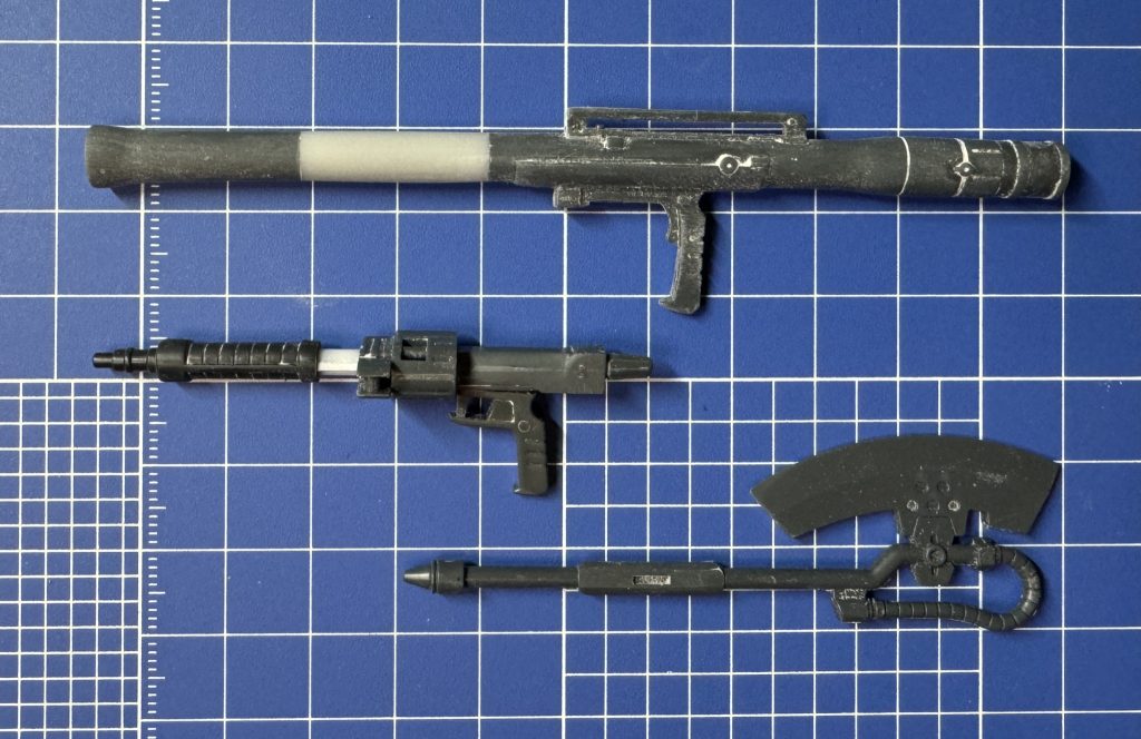 武器類は基本的には、HG シャア専用ザクとHG ザクⅠから持ってきましたが、ザクⅠ付属のものはサイズが小さくバランスが悪いので延長などして大型化しています。ヒートホークは、MGザクⅡのものを使用しています。