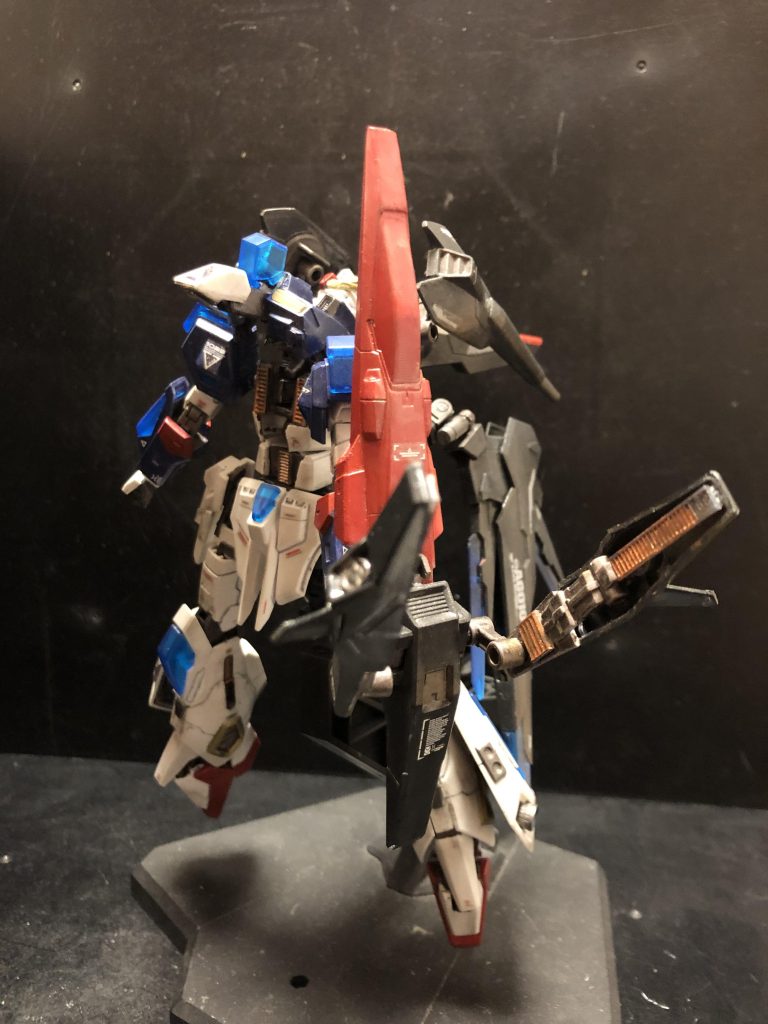 じゃあ早速可変させていきましょう。胸部を跳ね上げて腕を収納、脚を左右に展開していきますよお〜。腰は180度回転します。シールドの左右部分も上に跳ね上げます。