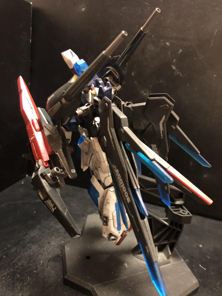 手足の可変位置が整いましたら、左右のビームシールドを前に向けます。羽根を開いていきます〜。