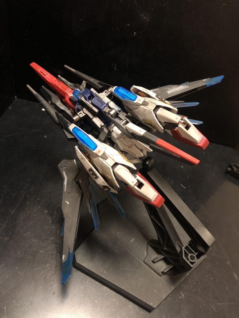 脚の折りたたみ方法が正規のZガンダムとは違い、正座をする様な感じになってます。