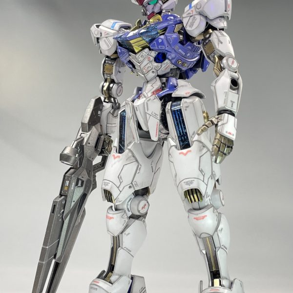 HG エアリアル スコア６20250430ほぼ完成　ALLエッジ強調、ホワイト部成形色活かし、クレオスUV光沢＆ガイアEX09半光沢コート仕上げ。ブルーとレッドは下地のシルバー透け見え狙いましたがブルーは狙い外れましたね。　上半身サロンパス＆デカールで集中的に細かく盛って引き締めてみました。メカ感増幅されたかな？いろいろ撮影完了したら正式UPしたいと思います。（3枚目）