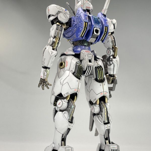 HG エアリアル スコア６20250430ほぼ完成　ALLエッジ強調、ホワイト部成形色活かし、クレオスUV光沢＆ガイアEX09半光沢コート仕上げ。ブルーとレッドは下地のシルバー透け見え狙いましたがブルーは狙い外れましたね。　上半身サロンパス＆デカールで集中的に細かく盛って引き締めてみました。メカ感増幅されたかな？いろいろ撮影完了したら正式UPしたいと思います。（4枚目）