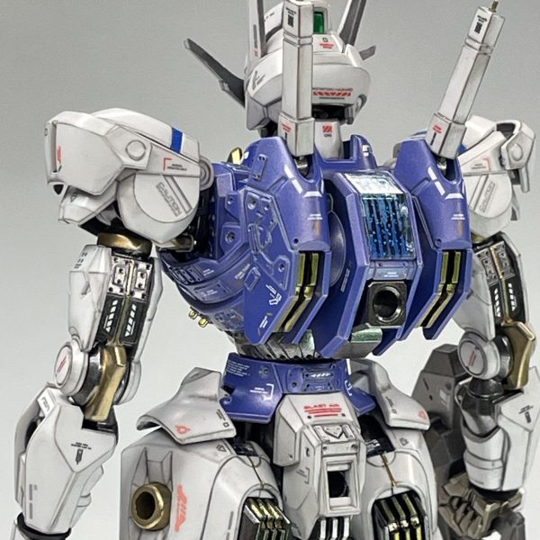 HG エアリアル スコア６20250430ほぼ完成　ALLエッジ強調、ホワイト部成形色活かし、クレオスUV光沢＆ガイアEX09半光沢コート仕上げ。ブルーとレッドは下地のシルバー透け見え狙いましたがブルーは狙い外れましたね。　上半身サロンパス＆デカールで集中的に細かく盛って引き締めてみました。メカ感増幅されたかな？いろいろ撮影完了したら正式UPしたいと思います。（5枚目）