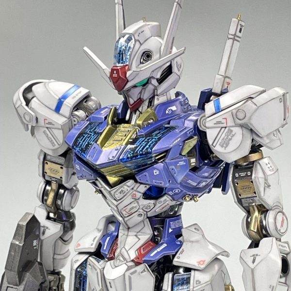 HG エアリアル スコア６20250430ほぼ完成　ALLエッジ強調、ホワイト部成形色活かし、クレオスUV光沢＆ガイアEX09半光沢コート仕上げ。ブルーとレッドは下地のシルバー透け見え狙いましたがブルーは狙い外れましたね。　上半身サロンパス＆デカールで集中的に細かく盛って引き締めてみました。メカ感増幅されたかな？いろいろ撮影完了したら正式UPしたいと思います。（1枚目）