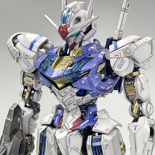 HG エアリアル スコア６20250430ほぼ完成　ALLエッジ強調、ホワイト部成形色活かし、クレオスUV光沢＆ガイアEX09半光沢コート仕上げ。ブルーとレッドは下地のシルバー透け見え狙いましたがブルーは狙い外れましたね。　上半身サロンパス＆デカールで集中的に細かく盛って引き締めてみました。メカ感増幅されたかな？いろいろ撮影完了したら正式UPしたいと思います。（2枚目）