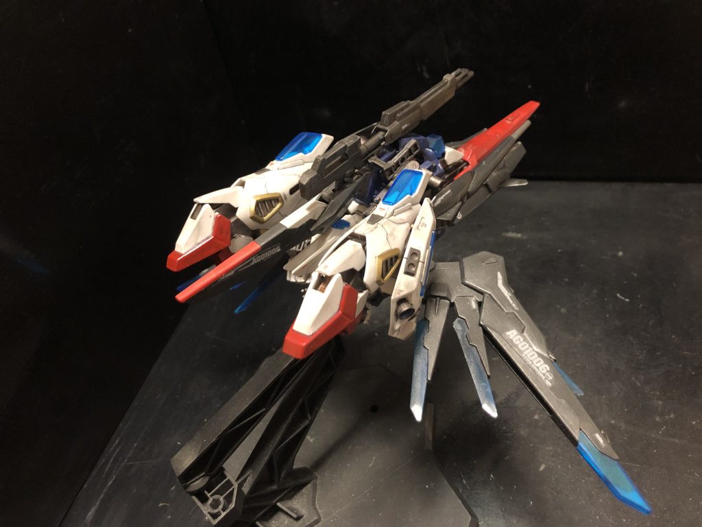 翼が大きいのでWR形態でも左右に広いです。