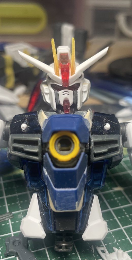 頬パーツをウイングゼロの物に変更胸部もウイングゼロの物にパテを使って形状変更しました