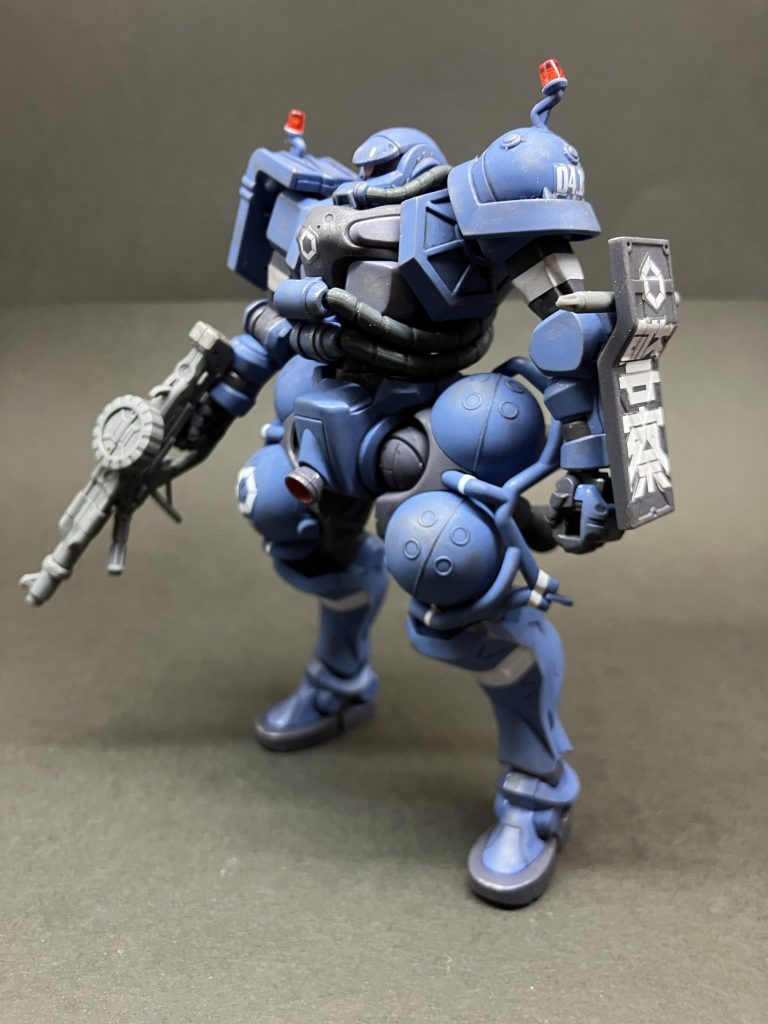 付属のシール。「警察」の文字は少し余白カットしましたが焼け石に水。しっかりカットしないとダメですね。白いラインの腕、すね、なんかパイプのところも、浮いたりします。キレイに貼れるって方々は上手なんすよ…