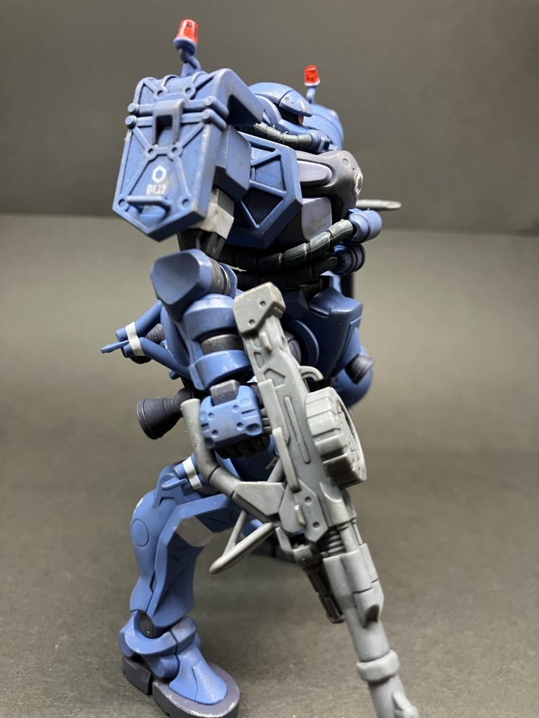 細かいディテールがカッコいいです。軽くウェザリングカラーでスミ入れウォッシングしました。ザクマシンガンも細かくてかっこいいです