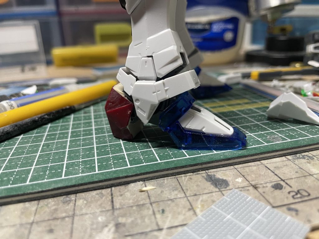 足はかかとを上げてヒールにしました