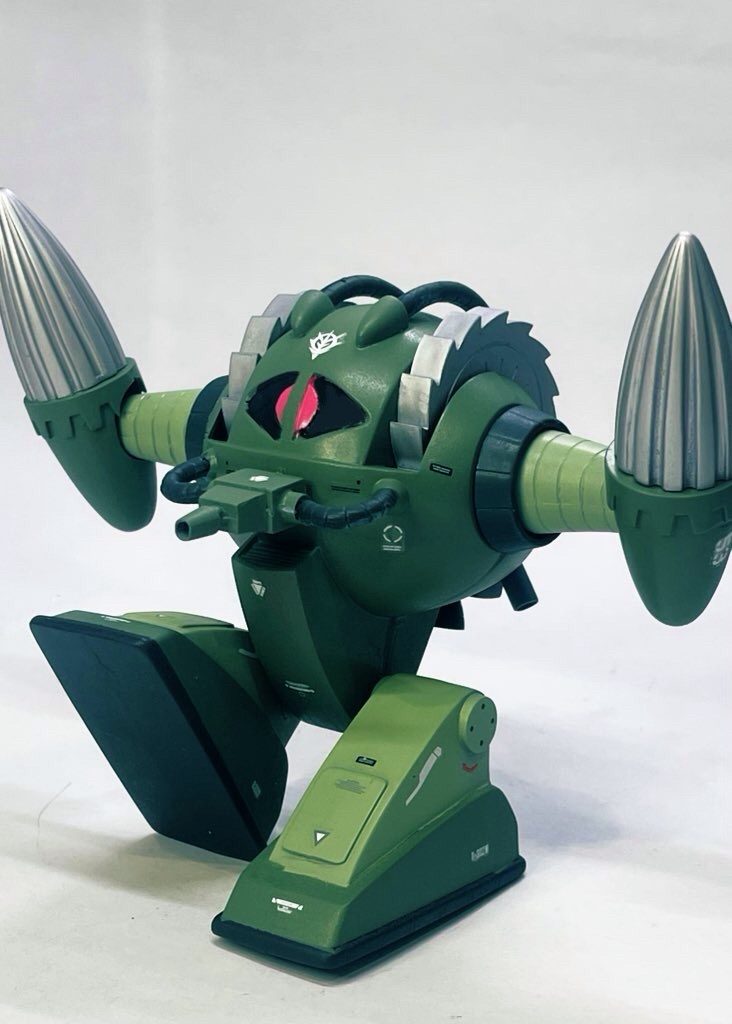 ただモノアイが大きいので雑に扱えず塗装がとても苦労しました。元々筆塗りは慣れていないので加減が難しいです。