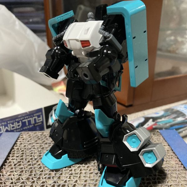 缶スプレー塗装が終わって組み立て中…ここまで来たらもう何がモチーフかお解りでしょう！