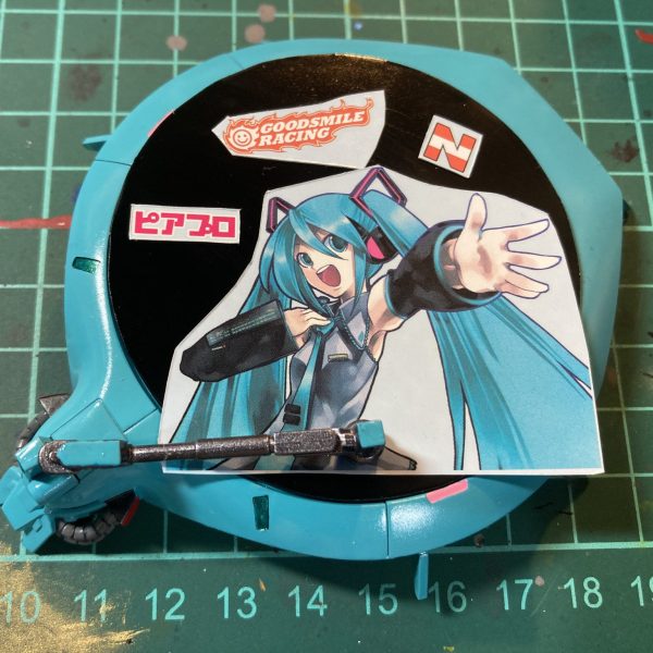次の制作は～？初音ミクカラーで満足出来ずに痛車デカールで痛くする事に。細かく切って何をするのか……。ついでにFMG初音ミクのデカールも使ってみるか…さて、どれが使われるか…。ってかこれ､自動車模型用デカールじゃんガンプラに使って大丈夫か？！痛さは強さ！明日へ続きます。（1枚目）