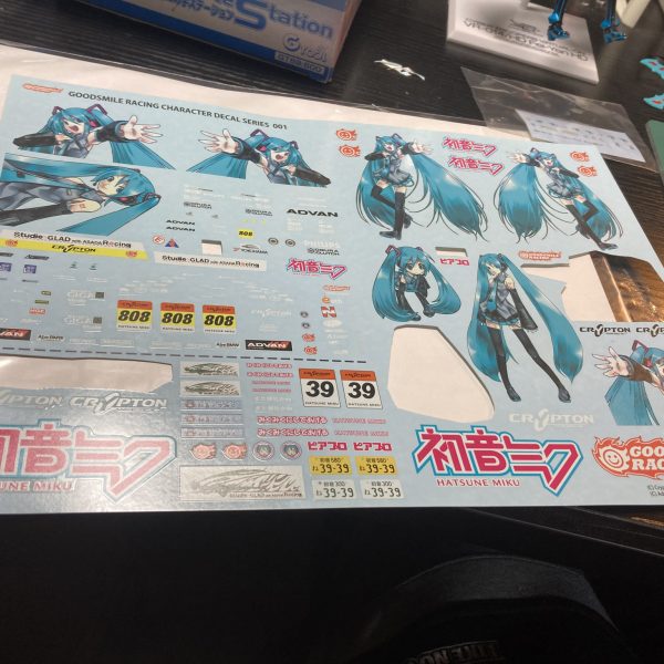 次の制作は～？初音ミクカラーで満足出来ずに痛車デカールで痛くする事に。細かく切って何をするのか……。ついでにFMG初音ミクのデカールも使ってみるか…さて、どれが使われるか…。ってかこれ､自動車模型用デカールじゃんガンプラに使って大丈夫か？！痛さは強さ！明日へ続きます。（4枚目）