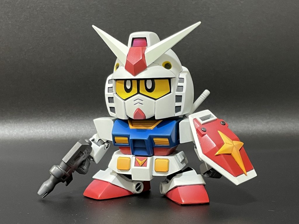 BBキットをベースに、かつてのSDの頭身を目指し売り場にあったガンプラくんの頭部を採用。まさに修羅の道。頭部はほとんどパテになりました。せいぎのいかりをぶつけろガンダム!