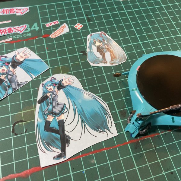 レコードレドームをどうするかめっちゃ迷う……デフォルメ系はデカール貼った感がなんか出ちゃう。ちょいデカイのでも上をどうやって埋めるかが難しい……かと言ってデカイの貼るとなるとレコード感無いんよな…うーん…（1枚目）