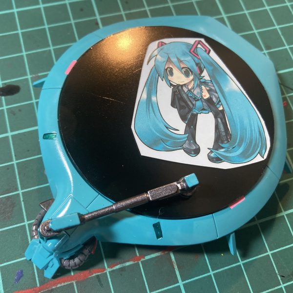 レコードレドームをどうするかめっちゃ迷う……デフォルメ系はデカール貼った感がなんか出ちゃう。ちょいデカイのでも上をどうやって埋めるかが難しい……かと言ってデカイの貼るとなるとレコード感無いんよな…うーん…（2枚目）