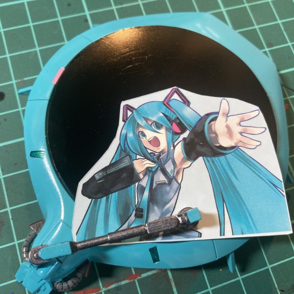 レコードレドームをどうするかめっちゃ迷う……デフォルメ系はデカール貼った感がなんか出ちゃう。ちょいデカイのでも上をどうやって埋めるかが難しい……かと言ってデカイの貼るとなるとレコード感無いんよな…うーん…（3枚目）