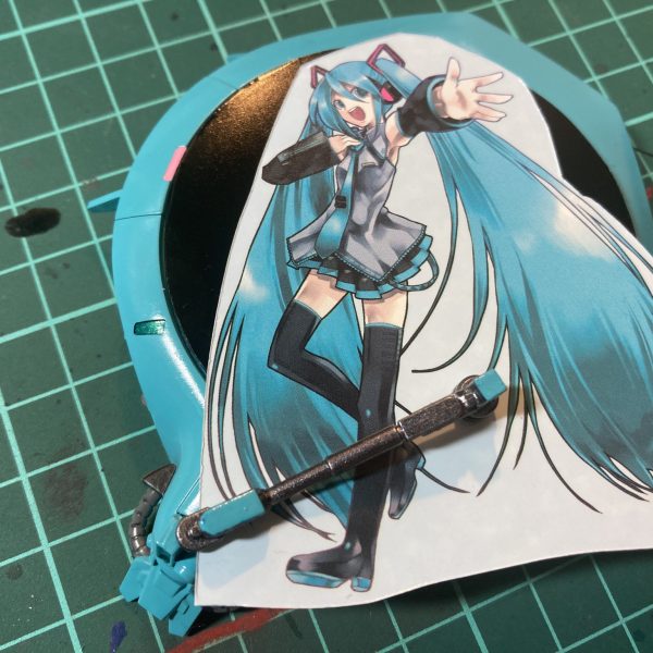レコードレドームをどうするかめっちゃ迷う……デフォルメ系はデカール貼った感がなんか出ちゃう。ちょいデカイのでも上をどうやって埋めるかが難しい……かと言ってデカイの貼るとなるとレコード感無いんよな…うーん…（4枚目）