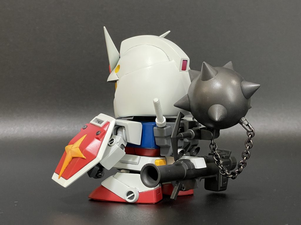 フル装備背面。カラーレシピは全てクレオスで、白: ブリュンヒルトホワイトの上にRX-78アニメカラーホワイト赤: マルーンの上にモンザレッド+ホワイト黄: オレンジ+キアライエロー青: インディブルー+ホワイトでグラデグレー: ジャーマングレーの上にニュートラルグレー武器類: グラファイトブラック