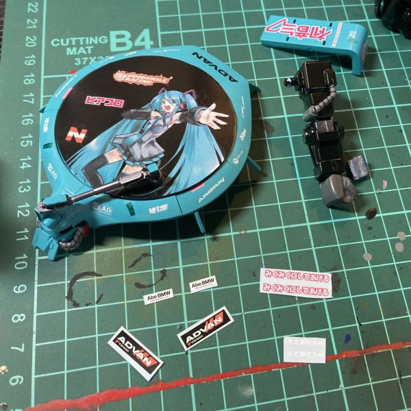 デカール貼り中です。いやまぁ…まだ終わりじゃないけど疲れたからここまでかな。ってか…デカール古いせいか破れたりしました(´；ω；｀)近場で見ないと分からんけど破れたんよ(上手く誤魔化してます)（1枚目）